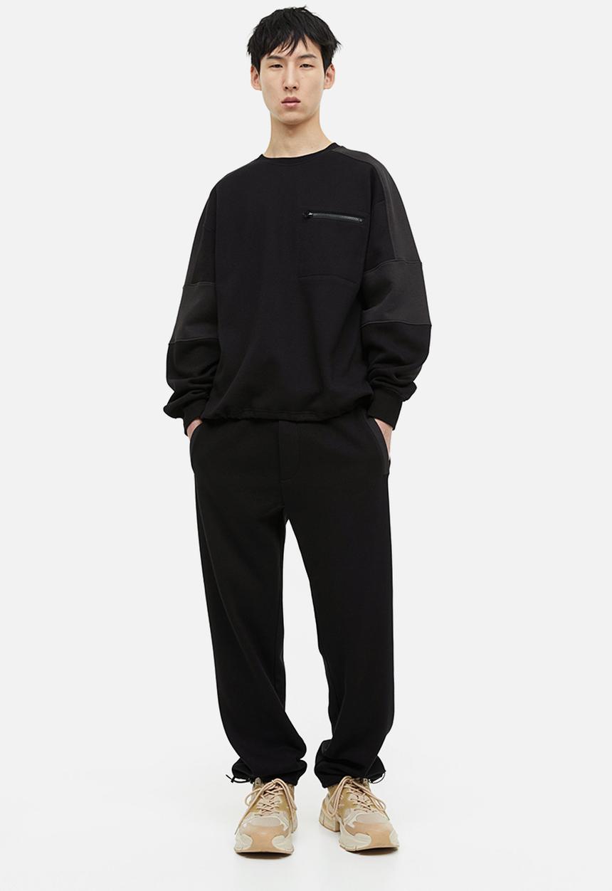 H&M - Relaxed fit pocket-detail sweatshirt - black