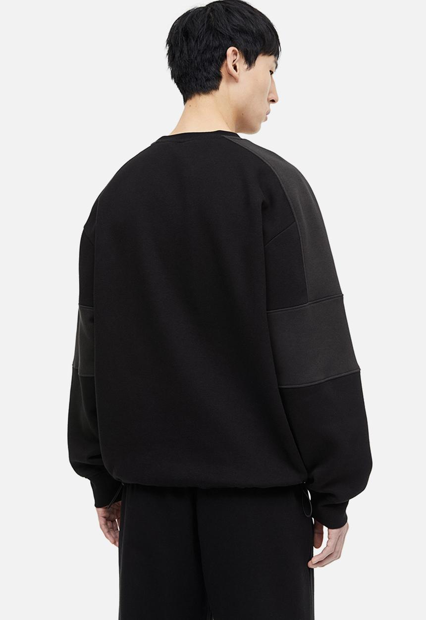 H&M - Relaxed fit pocket-detail sweatshirt - black