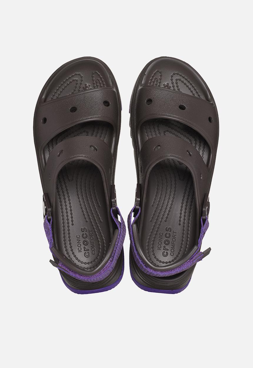 Crocs - Classic hiker xscape sandal - espresso/neon purple