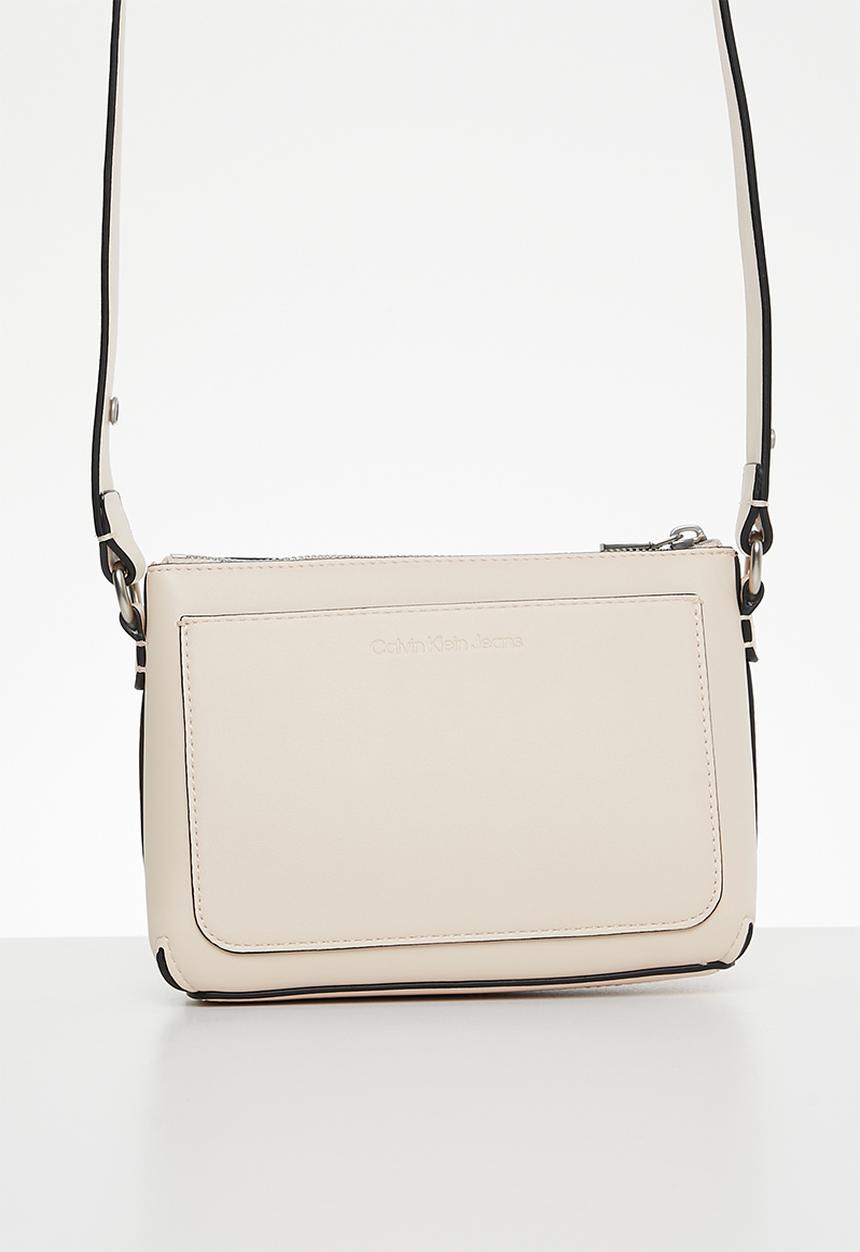 Calvin Klein - Sculpted camera pouch21 mono - ballet