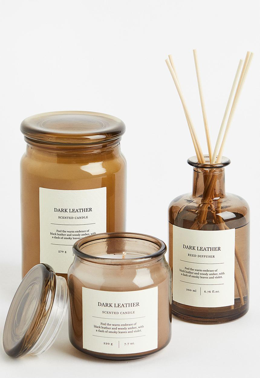 H&M - Scented candle in a glass jar - beige/dark leather 