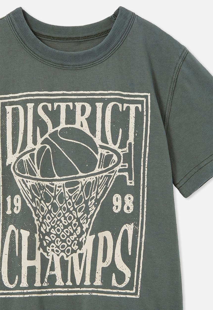 Cotton On - Jonny short sleeve print tee - swag green/district champs