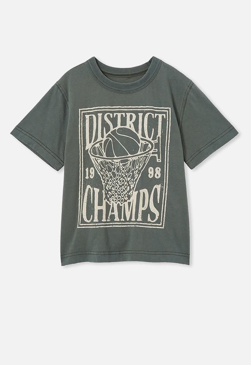 Cotton On - Jonny short sleeve print tee - swag green/district champs