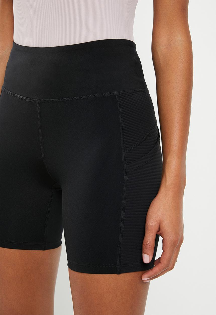 Cotton On - Ultimate rib pocket bike short - black