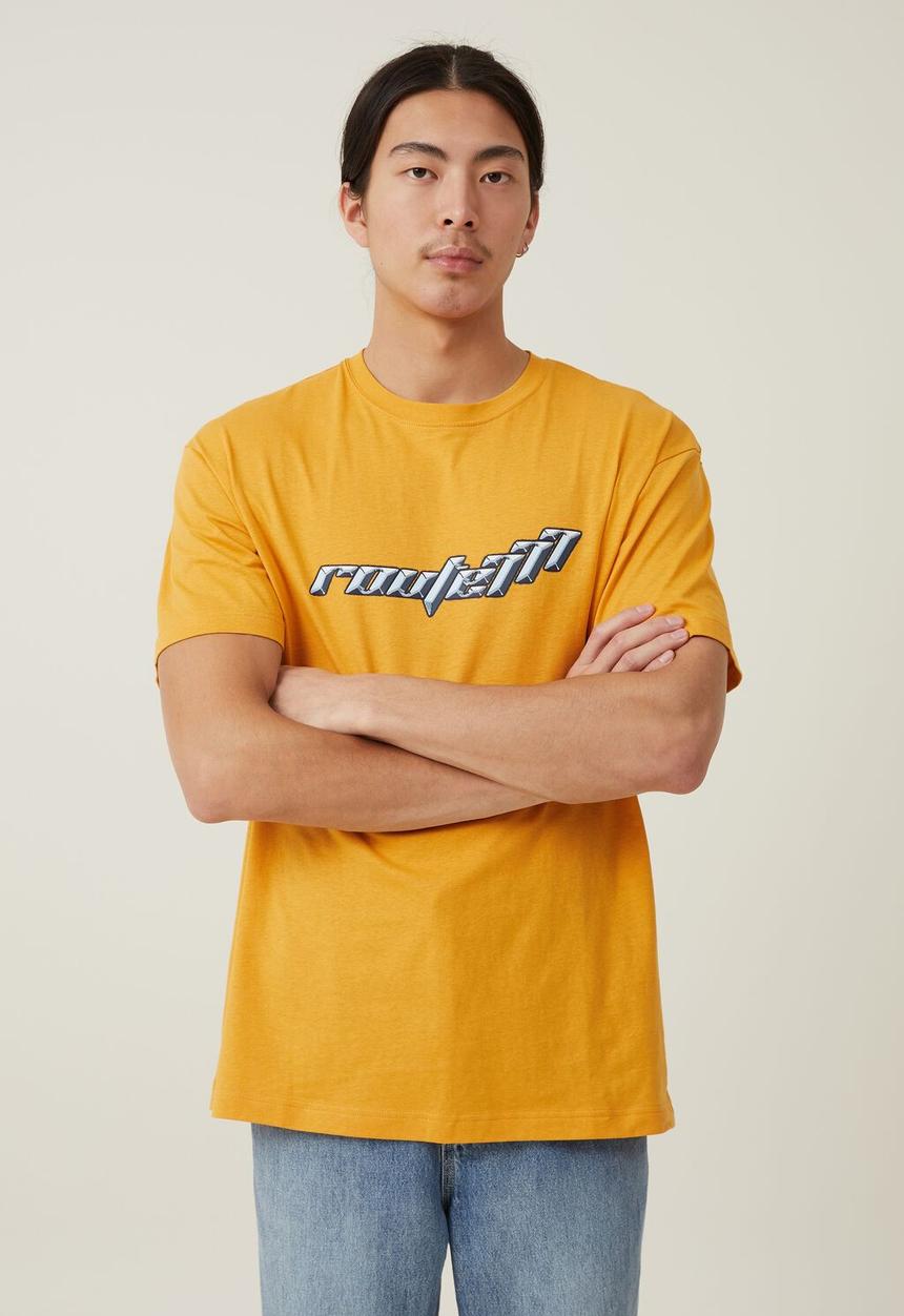 Cotton On - Loose fit art t-shirt - aged tellow / route 777