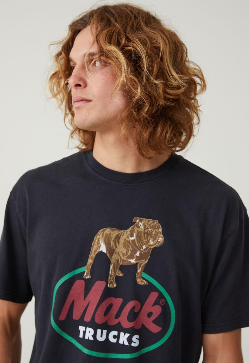 Cotton On - Mack trucks loose fit t-shirt - lcn mac black / vintage logo