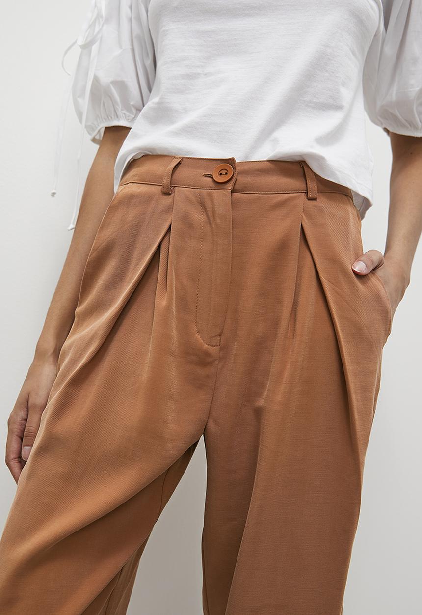 Superbalist - Pleat detail barrel leg trouser - toffee