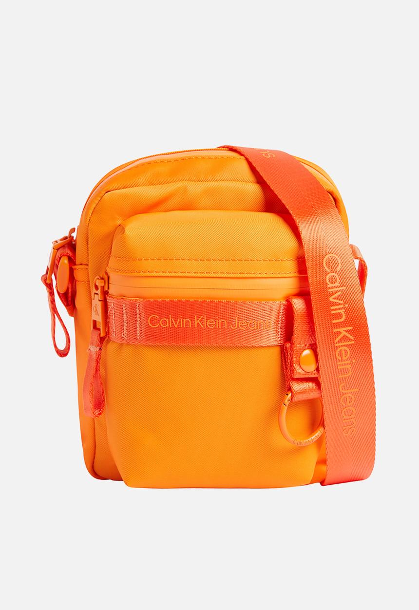 Calvin Klein - Ultralight reporter18 nylon - vibrant orange