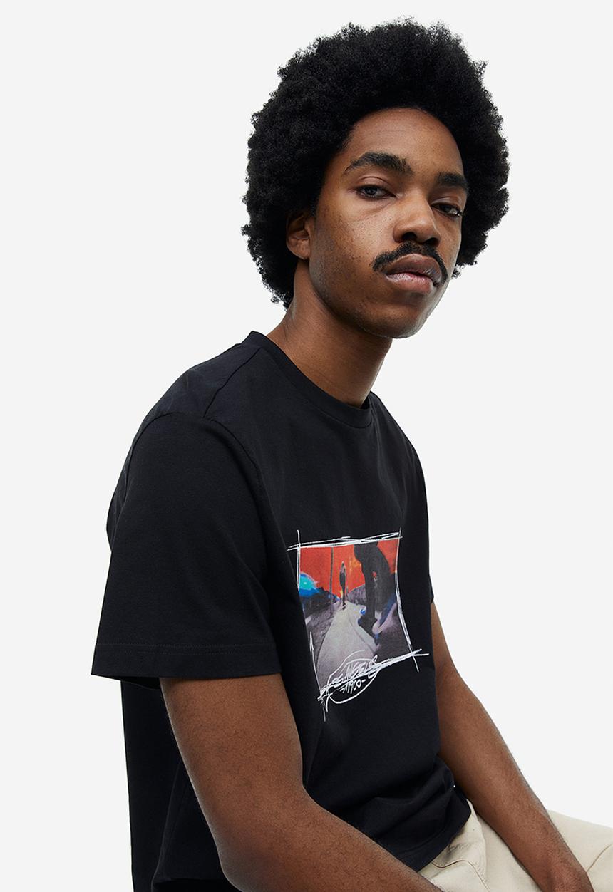 H&M - Regular fit printed T-shirt - black/skaters 