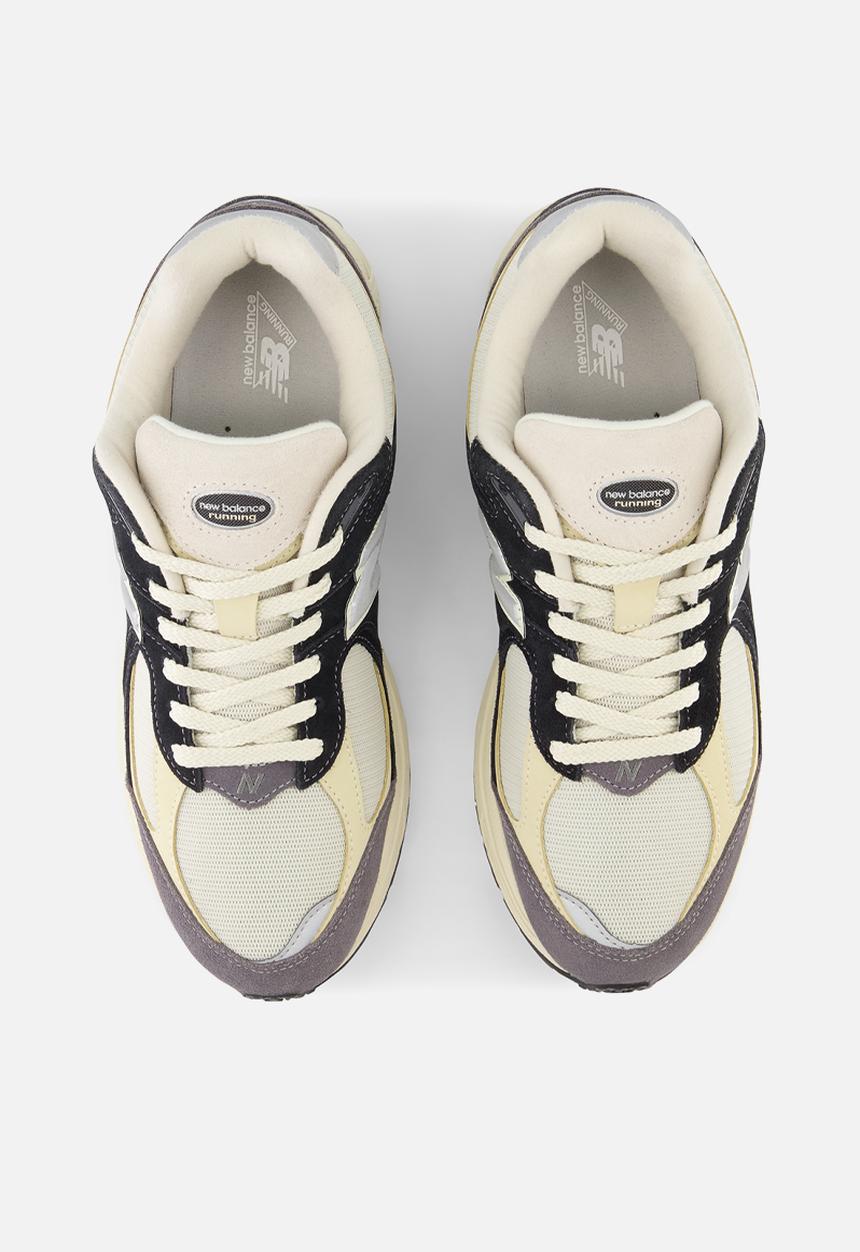 New Balance  - 2002R