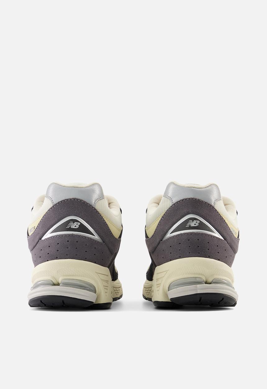 New Balance  - 2002R