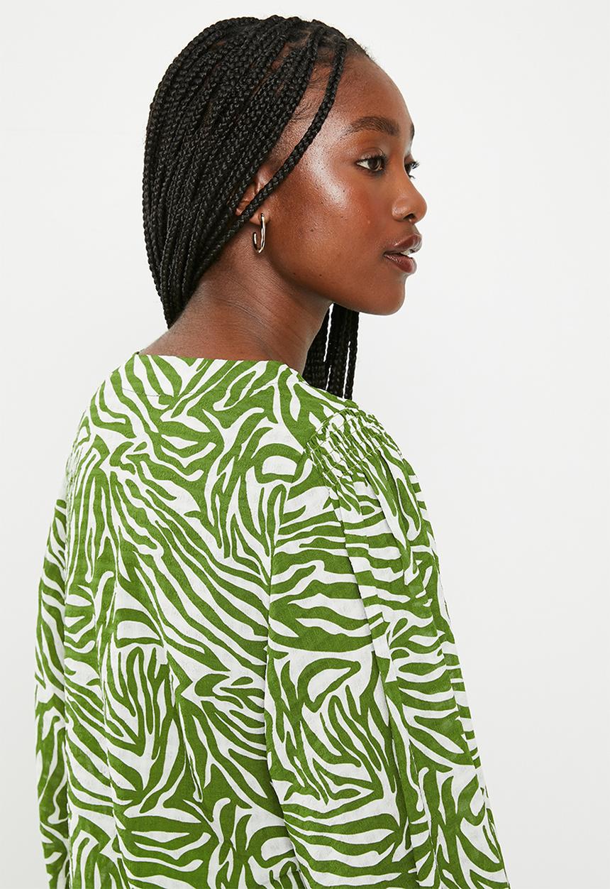 Me&B - Bellow sleeve blouse with shoulder detail - olive tiger