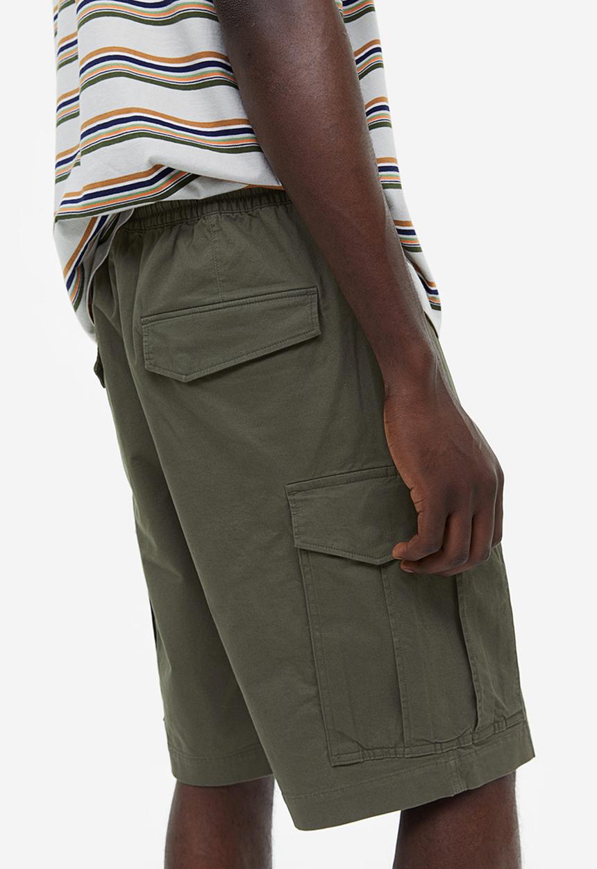 H&M - Regular fit twill cargo shorts - green
