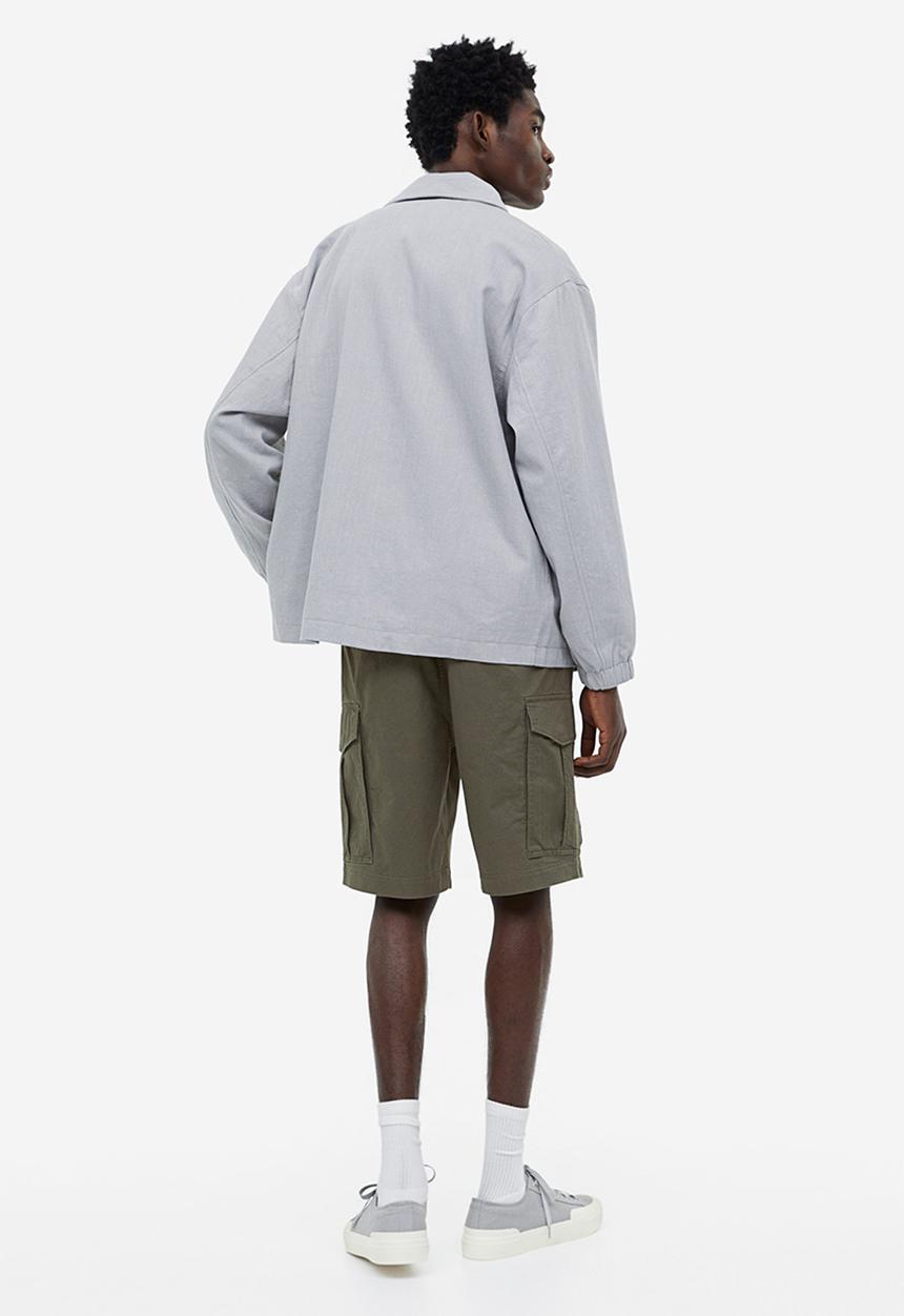H&M - Regular fit twill cargo shorts - green