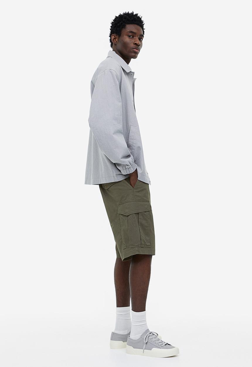 H&M - Regular fit twill cargo shorts - green