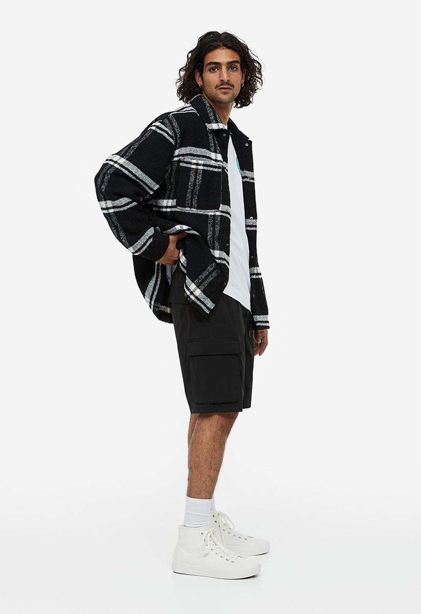 H&M - Regular fit nylon cargo shorts - black