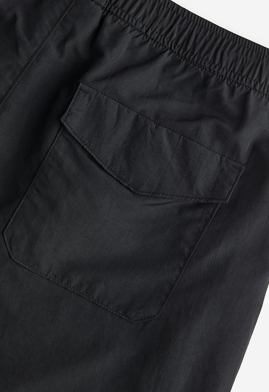 H&M - Regular fit nylon shorts - black
