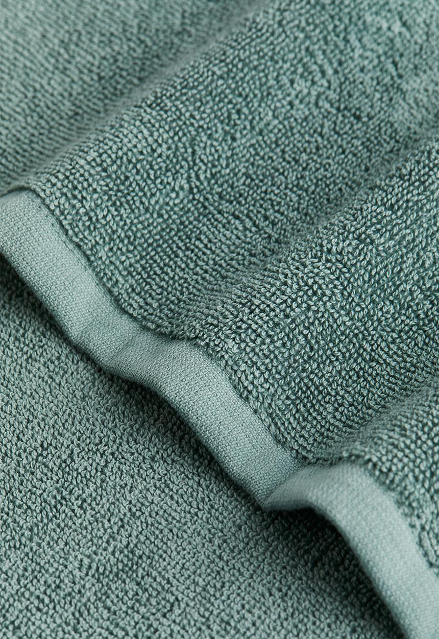 H&M - Cotton terry bath sheet - dark sage green 