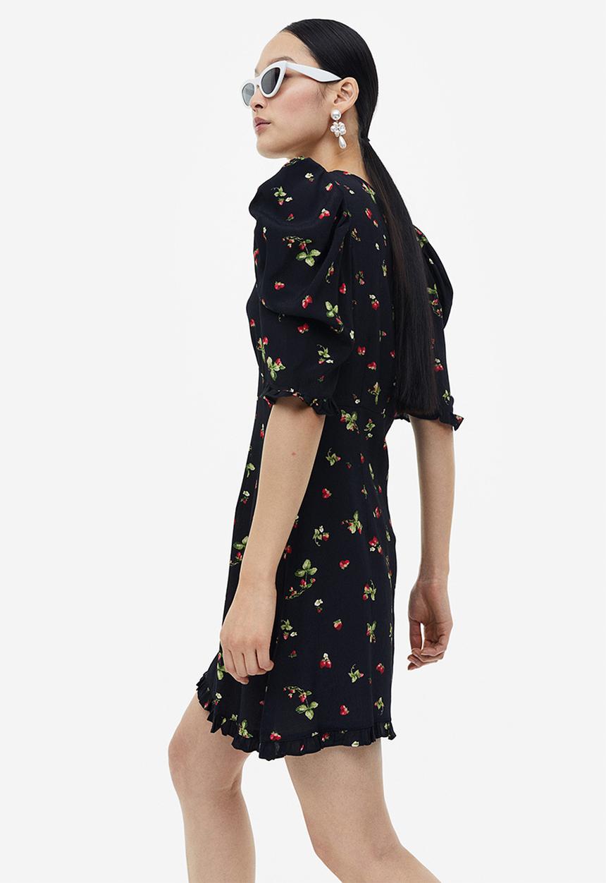 H&M - Frill-trimmed dress - black/strawberries 