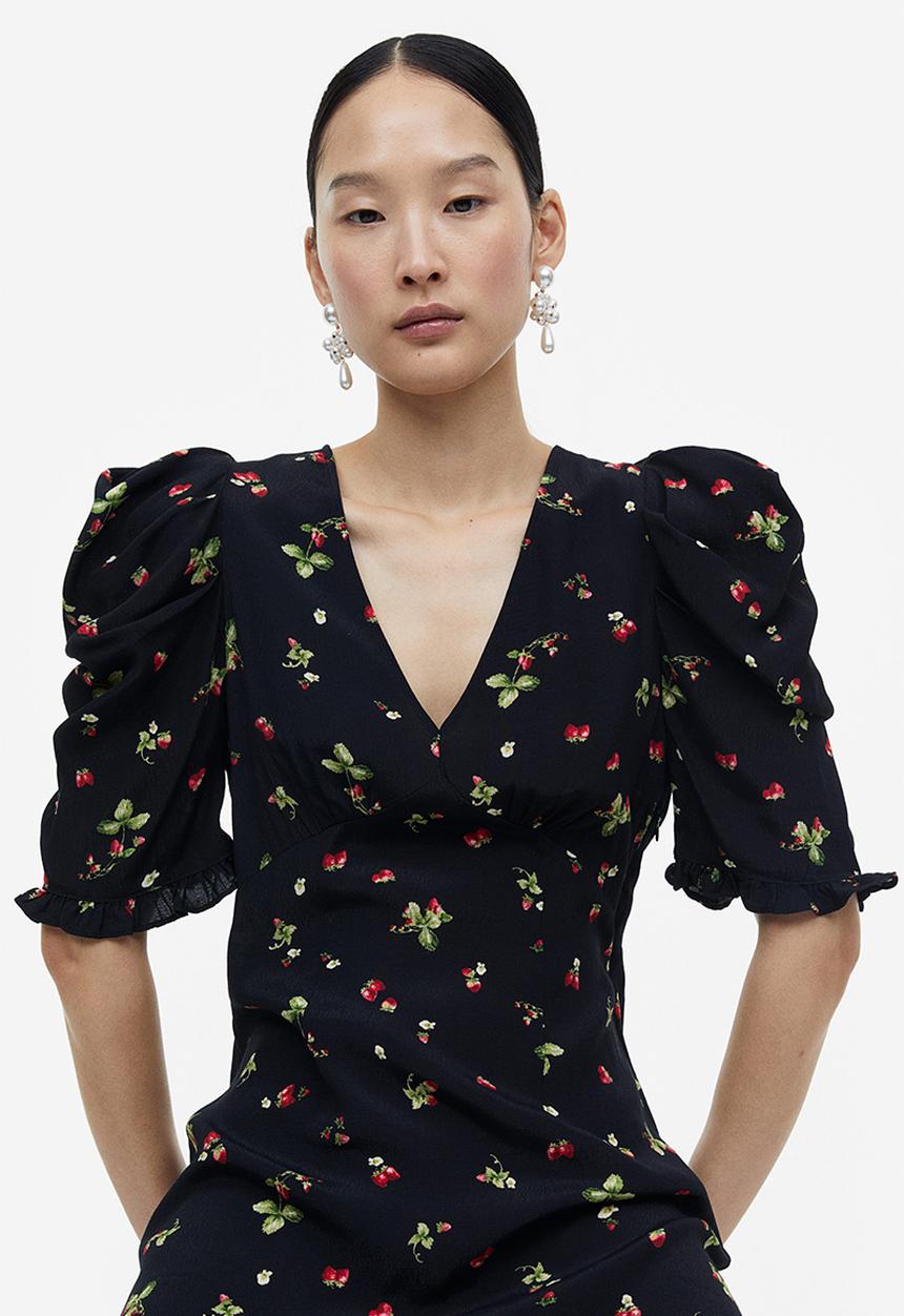 H&M - Frill-trimmed dress - black/strawberries 