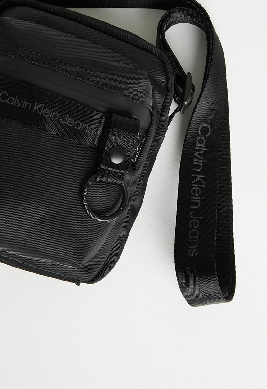 Calvin Klein - Ultralight reporter18 nylon - black