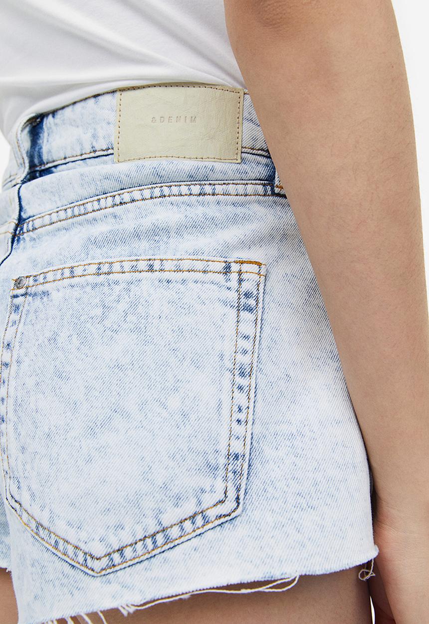 H&M - Curvy fit denim shorts - light denim blue 