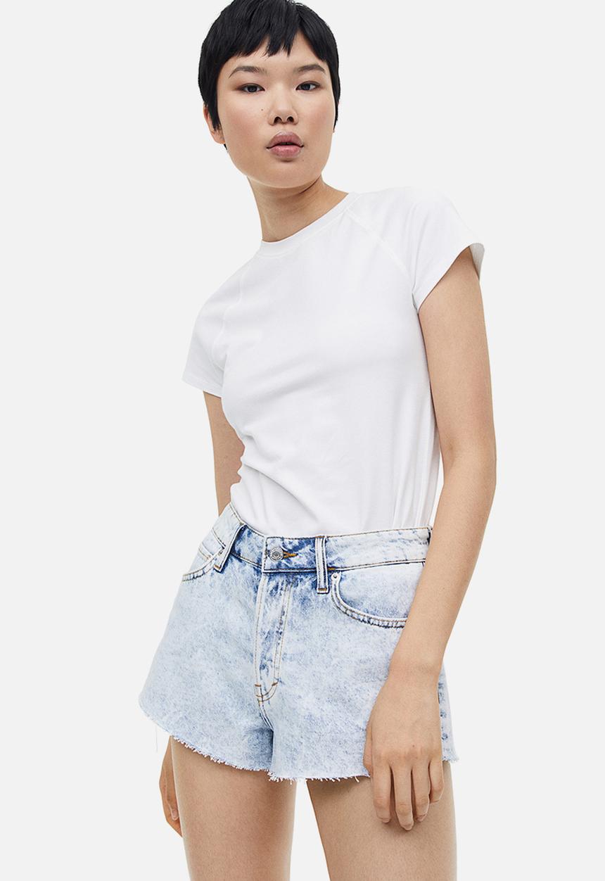 H&M - Curvy fit denim shorts - light denim blue 
