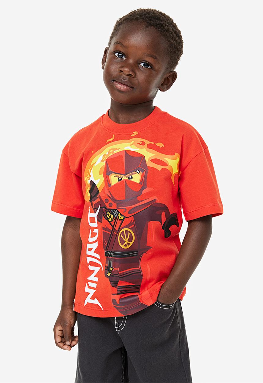 H&M - Printed T-shirt - bright red/lego ninjago