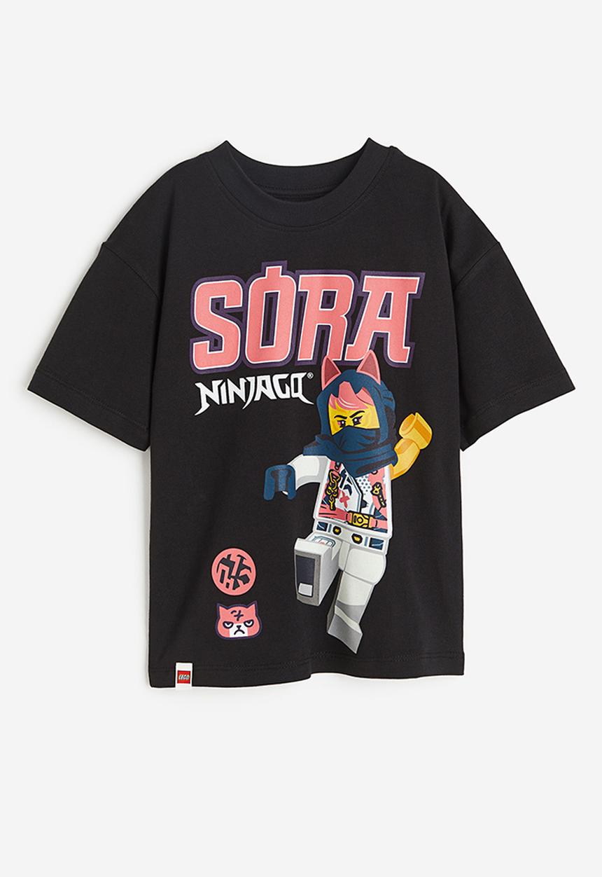 H&M - Printed T-shirt - black/lego ninjago 