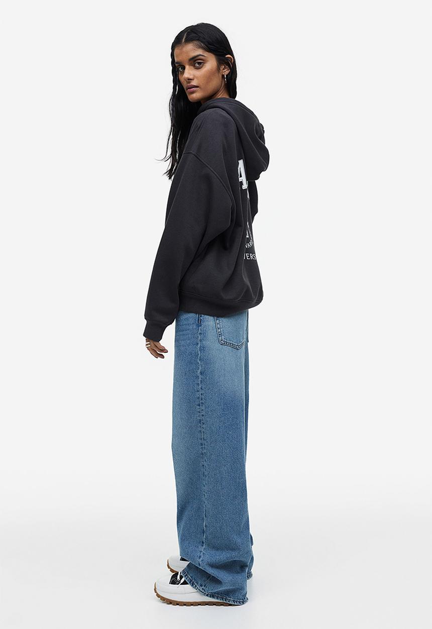 H&M - Oversized printed hoodie - black / harvard