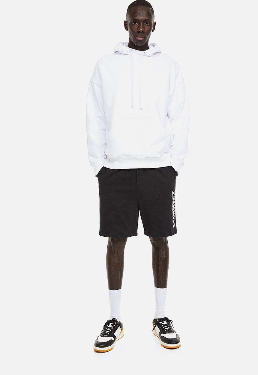 H&M - Relaxed fit printed sweatshorts - black connect 