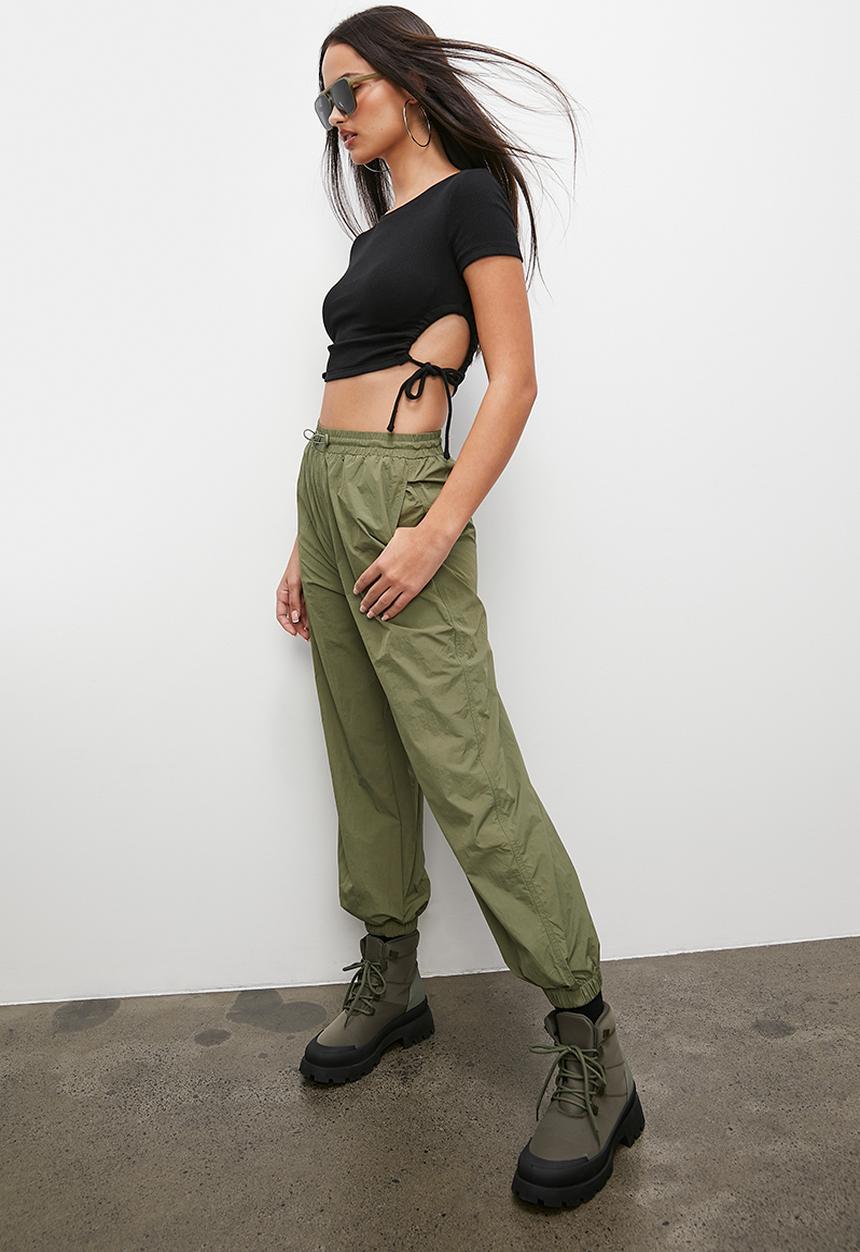 Blake - Baby tee with cut out - black