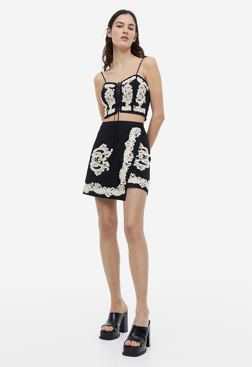 H&M - Embroidered a-line skirt - black patterned
