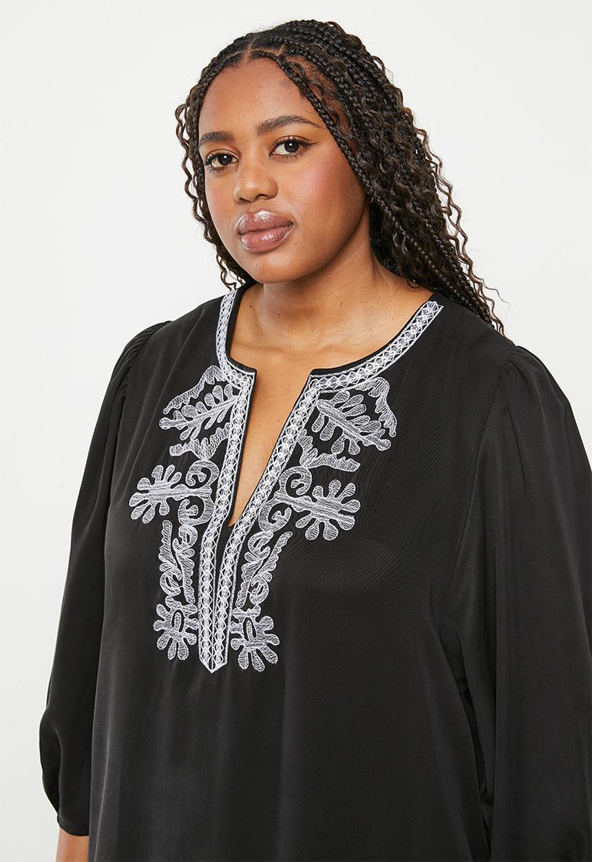 Me&B - Plus embroidered tunic dress - black