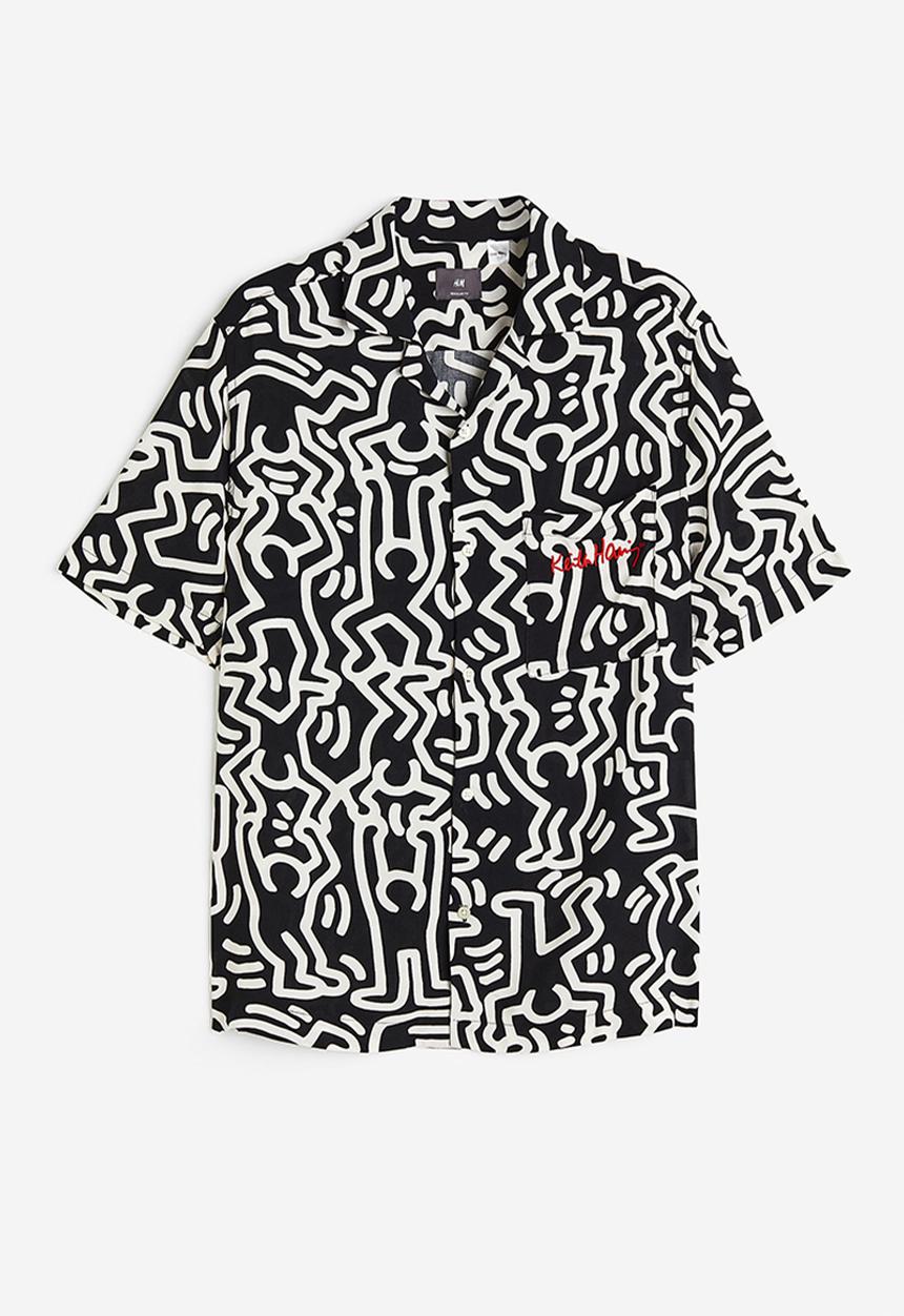 H&M - Regular fit patterned resort shirt - black keith haring