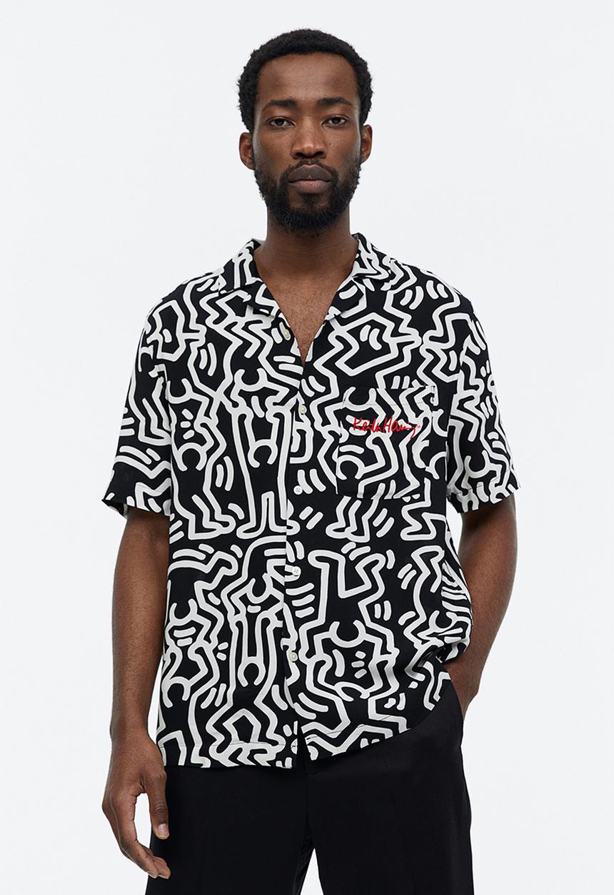 H&M - Regular fit patterned resort shirt - black keith haring
