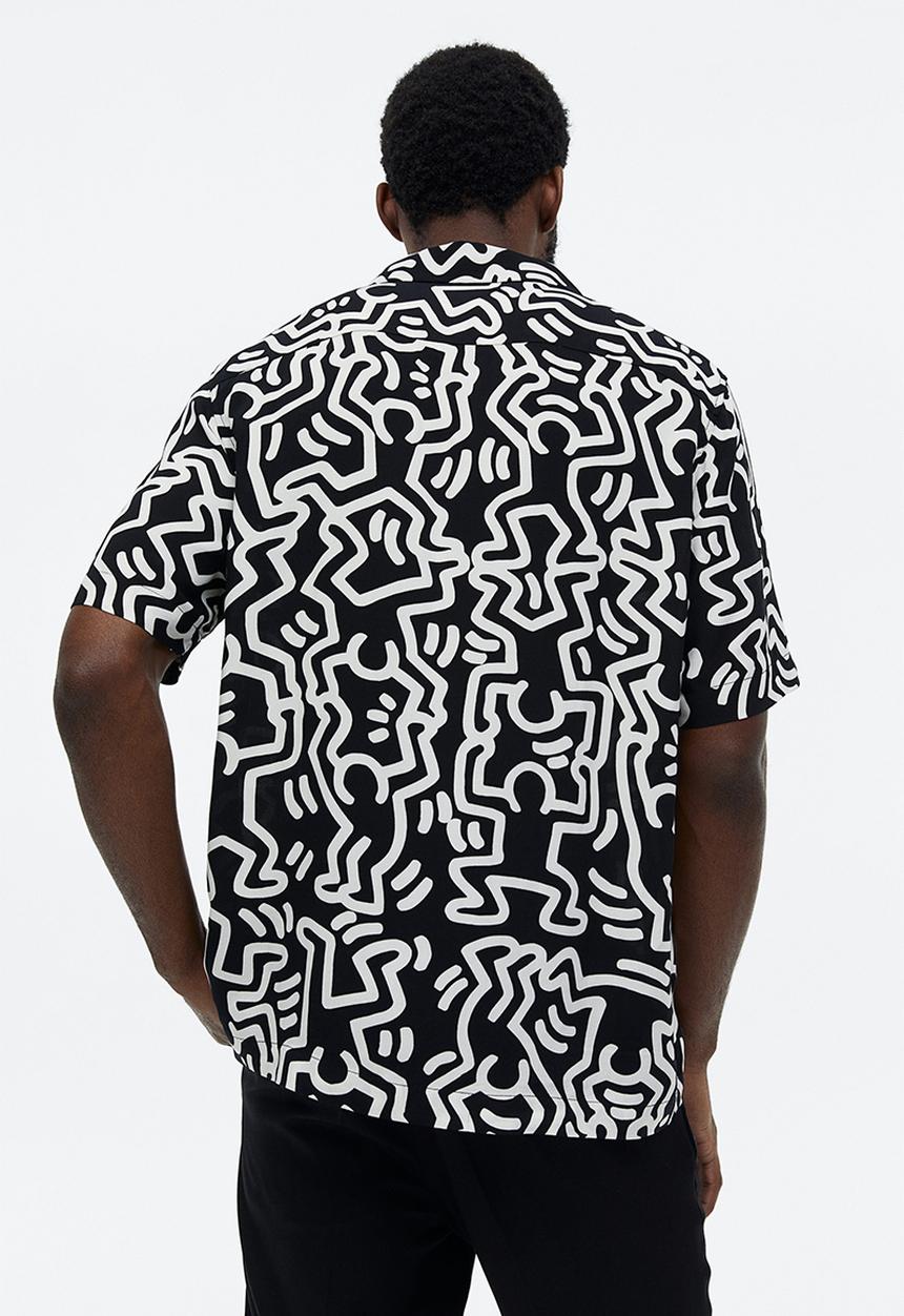 H&M - Regular fit patterned resort shirt - black keith haring