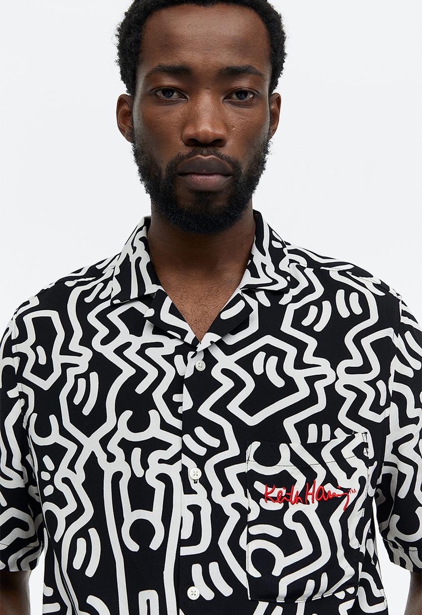 H&M - Regular fit patterned resort shirt - black keith haring