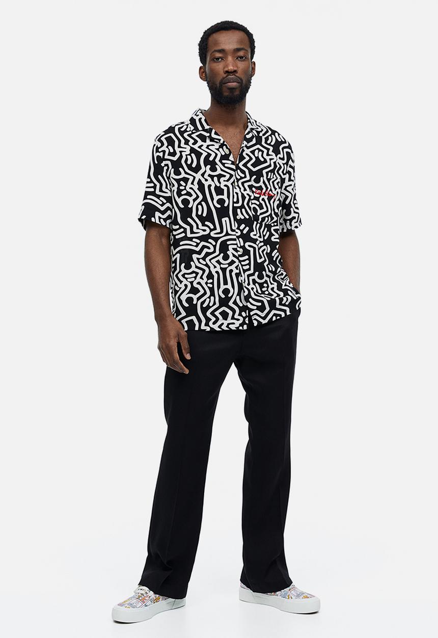 H&M - Regular fit patterned resort shirt - black keith haring