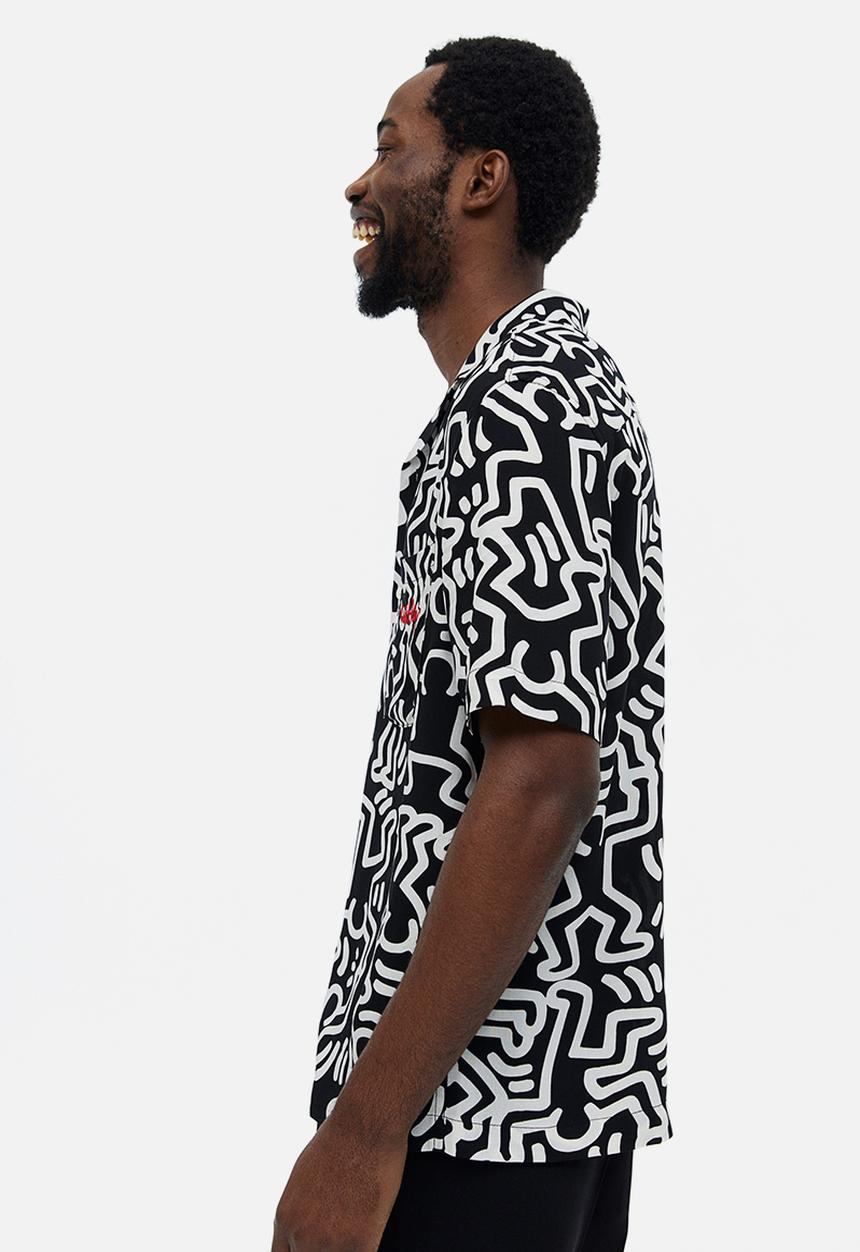 H&M - Regular fit patterned resort shirt - black keith haring