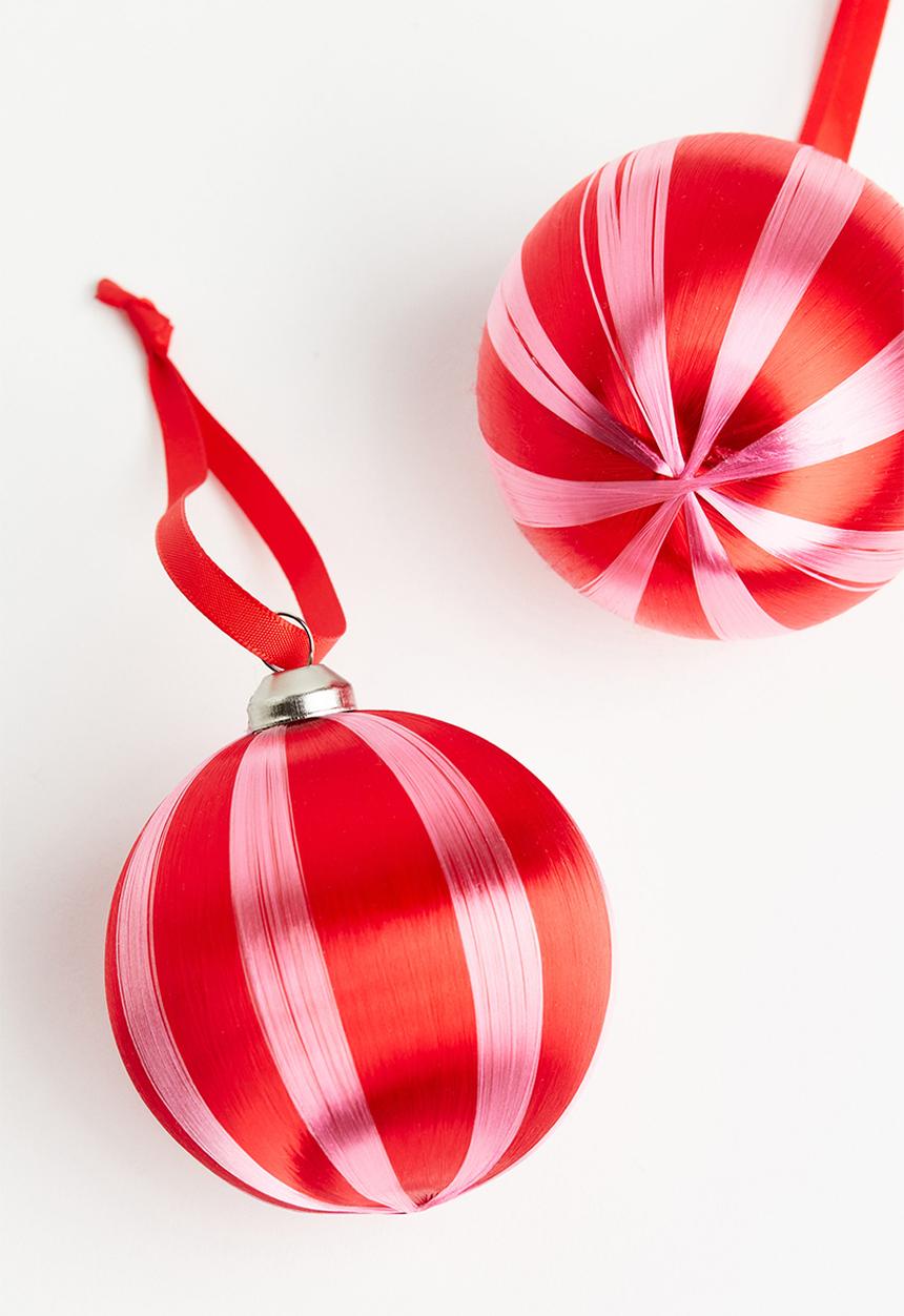 H&M - Satin thread bauble - pink & red 