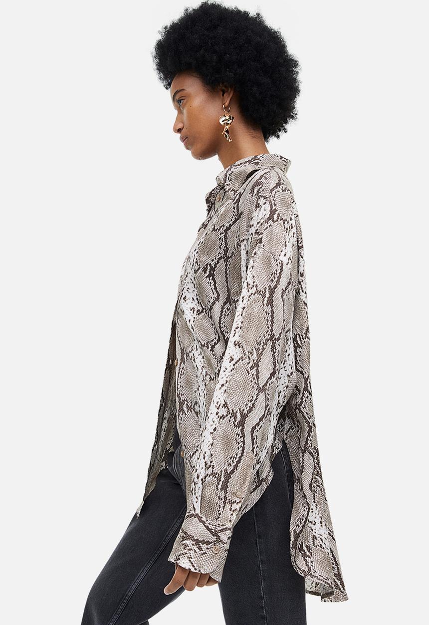 H&M - Oversized satin blouse - beige snakeskin-patterned 