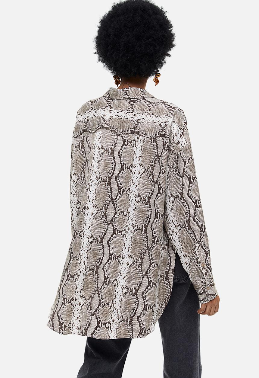 H&M - Oversized satin blouse - beige snakeskin-patterned 