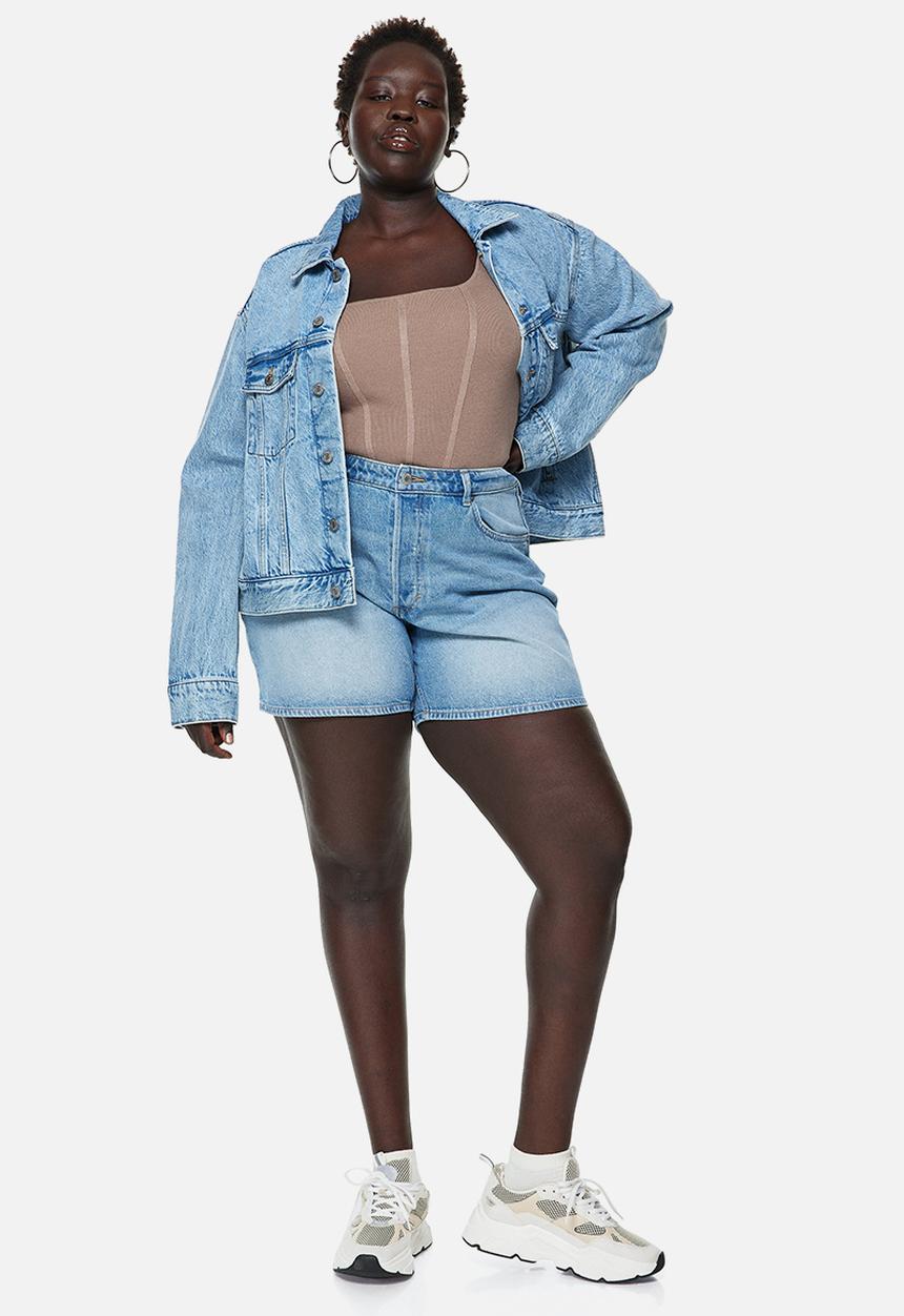 H&M - Curvy fit bermuda straight high denim shorts - light denim blue