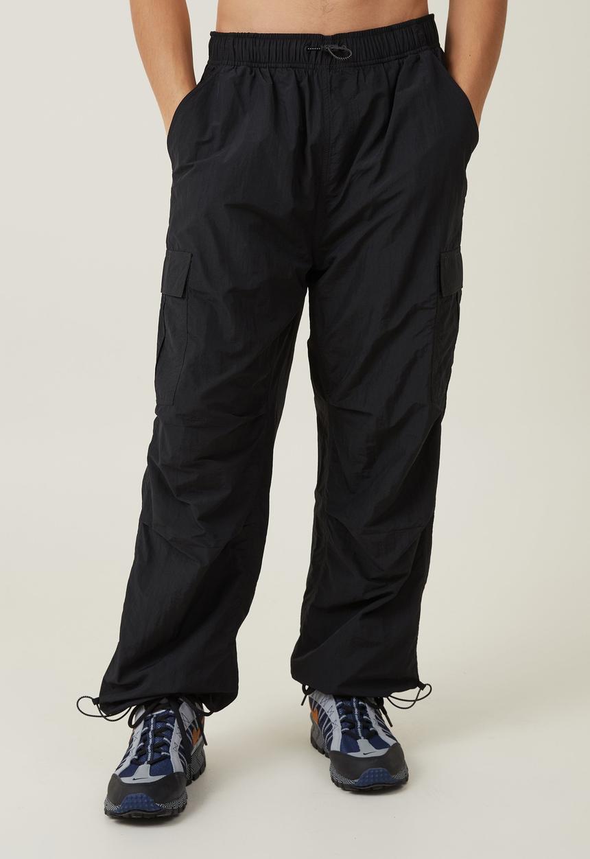 Cotton On - Parachute tech cargo pant - black cargo