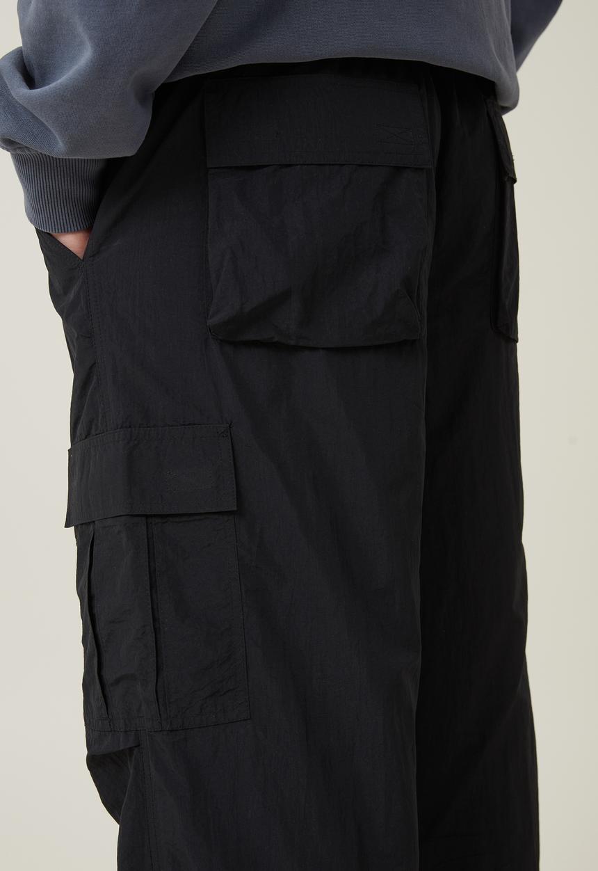 Cotton On - Parachute tech cargo pant - black cargo