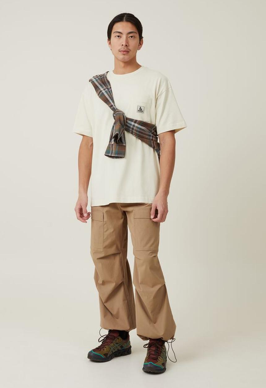 Cotton On - Box fit pocket t-shirt - ecru/civic outerwear