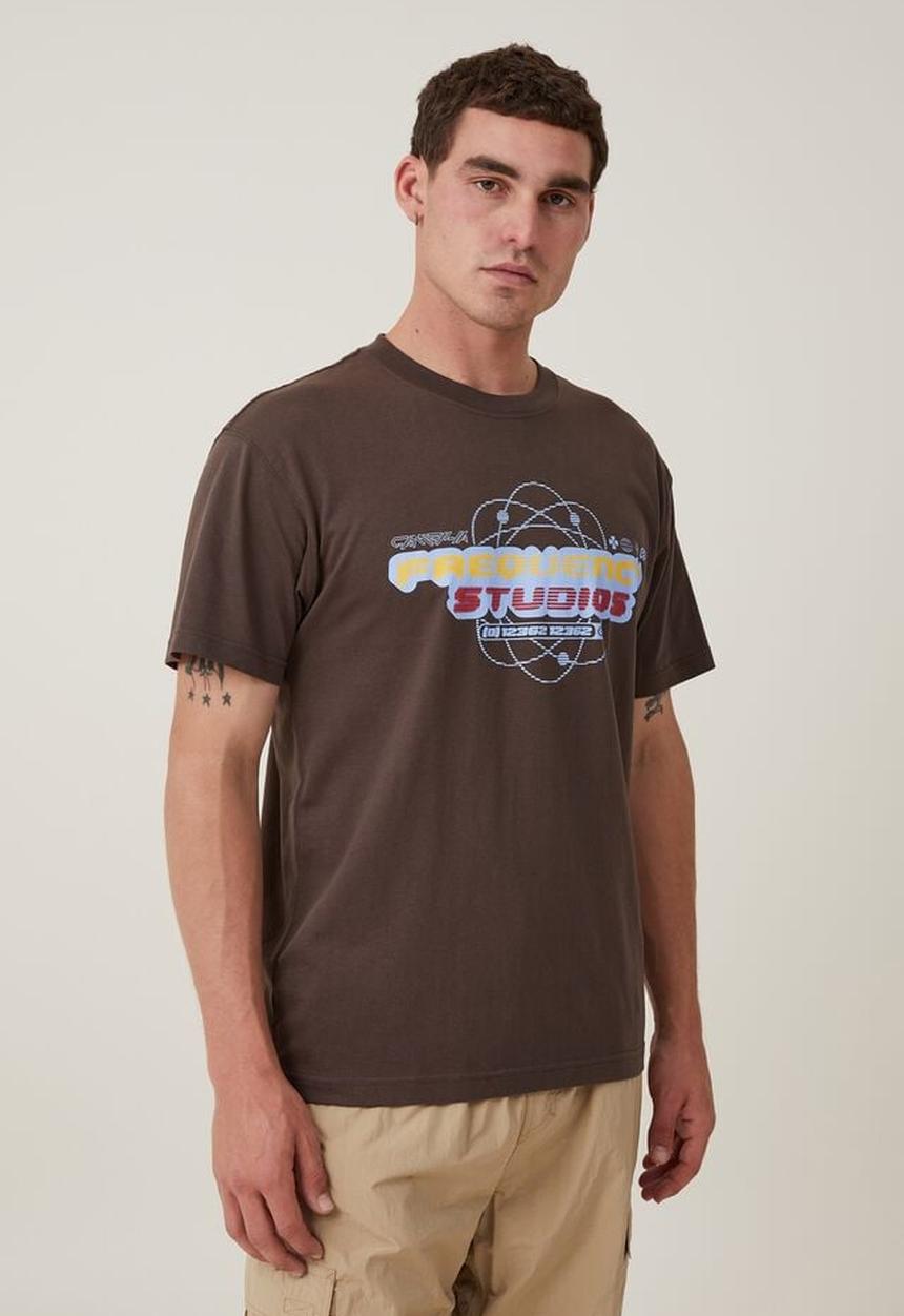 Cotton On - Loose fit art t-shirt - ashen brown/frequency