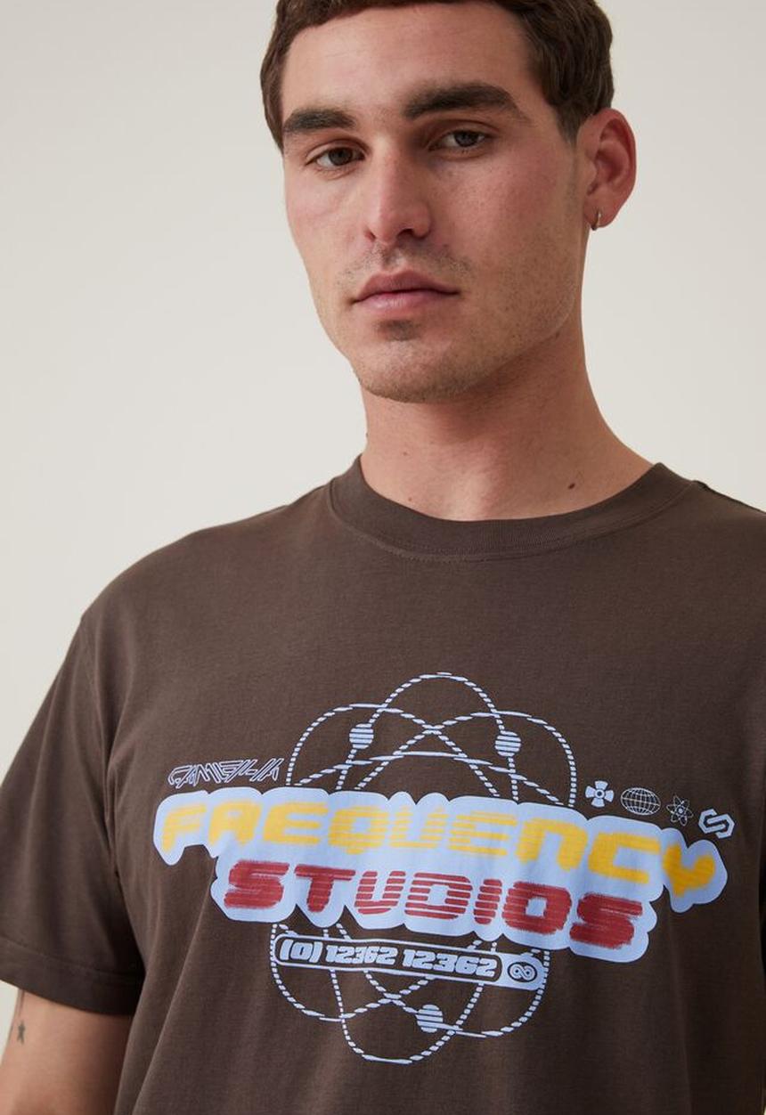 Cotton On - Loose fit art t-shirt - ashen brown/frequency