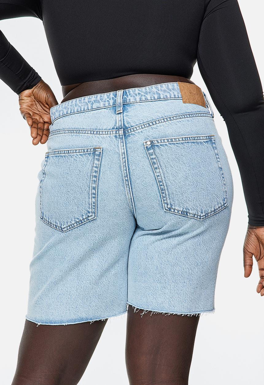 H&M - Curvy fit bermuda baggy low denim shorts - light denim blue 